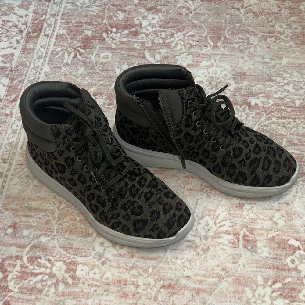 EUC Cloudsteppers by Clarks Leopard Print Sneakers